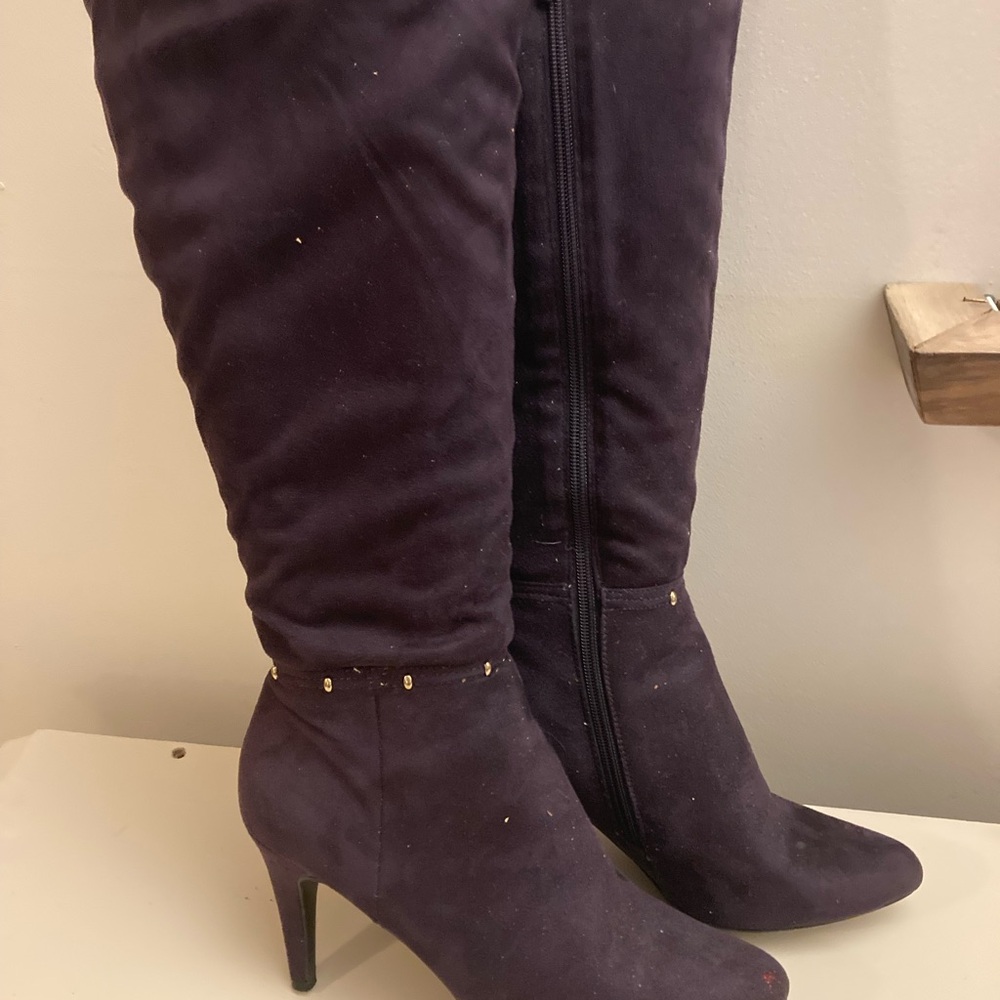 Elegant Black and Subtlety Studded Knee-High Women's Boots - Picture 2 of 4